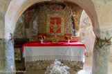 <center>Église de l’Invention de la Sainte-Croix</center>Crypte centrale. Autel de la Sainte Croix. (XVe). Fresques de la Passion : échelle, lance, bâtons, vase de nard (?) couronne d'Epines (non datées)