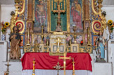 <center>Église de l’Invention de la Sainte-Croix</center>Dans la prédelle, à gauche la Nativité, à droite, .adoration des mages (?). A gauche, statue de saint Roch. En bois peint, XVIIIe siècle. A droite, celle de sainte Jeanne d'Arc.