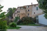 <center>Peyrolles</center>Les maisons sont alignées suivant l'ancien rempart.