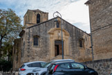 <center>Eglise Saint-Pierre</center>Elle a fait l'objet d'au moins cinq phases de construction. Une première nef romane en berceau brisé est bâtie au XIIe siècle. Elle ne comprend alors que trois travées, dont une de chœur avec son abside en cul-de-four. Vers le XIVe siècle, le clocher roman laisse place au clocher actuel et un escalier extérieur est bâti pour y accéder. Suite à un échange avec l'archevêque d'Aix en 1475, le roi René acquiert la seigneurie de Peyrolles. C'est dans ce contexte que la nef est flanquée de deux bas-côtés comprenant dès lors cinq chapelles. Au milieu du XVIIe siècle, la chapelle du Saint-Sacrement et la chapelle de confrérie en soubassement sont réalisées simultanément grâce à la volonté d'Honoré Caire, chirurgien et anatomiste royal au collège et à l'université d'Aix. La chapelle basse dédiée à la confrérie de Saint-Joseph est accessible depuis l'extérieur.