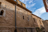 <center>Eglise Saint-Pierre</center>Façade sud. L'église est bâtie sur le rocher, qui culmine au chœur. Seule la dernière chapelle au sud) ne repose pas sur le roc mais sur une autre chapelle.