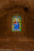 <center>Eglise Saint-Pierre</center>La nef. Vierge à l'Enfant. Dessous , l'incription Regina Coeli (ou coali) signifie « Reine du Ciel”. C'est un chant d'allégresse car Marie est invitée à se réjouir de la résurrection de son fils. C'est la plus récente des Antiennes mariales (XIVe siècle) destinées à terminer l'office.