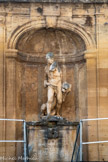 <center>Château de Peyrolles-en-Provence</center>Adossée au mur médiéval, une fontaine en pierre du pays, avec la statue de Lysimaque, né vers 361 av. J.-C. et mort à la bataille de Couroupédion en 281,  général macédonien et l'un des Diadoques d'Alexandre le Grand. Un témoignage de Justin laisse entendre que Lysimaque, s'est opposé à Alexandre en aidant à mourir Callisthène, coupable de crime de lèse-majesté, par le poison pour abréger ses souffrances, et qu'il a été lui-même jeté aux lions, mais qu'ayant terrassé le fauve, il serait devenu un favori du roi.