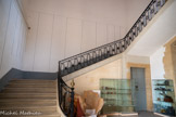 <center>Château de Peyrolles-en-Provence</center>Hall d'entrée. L’accès se fait par un escalier réalisé en 1778 en pierre de Bonnieux (Luberon) agrémenté d'une rampe en fer forgé couronnée d'une urne également en fer forgé.