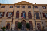 <center>Château de Peyrolles-en-Provence</center>Le corps central, imposant a une façade  de style classique. La pierre de taille utilisée est un grés à liant calcaire dur, extrait dans la carrière située à 2 km du village, exploitée jusqu’en 1930. Il y a superposition d'ordres : au rez-de-chaussée, des arcades ; au 1er étage, des fenêtres inscrites dans une travée de pilastres de style dorique ; le dernier étage, appelé attique, est constitué de petites fenêtres.