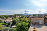 <center>Château de Peyrolles-en-Provence</center>Au fond, le Concors.