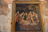 <center>Chapelle du Saint-Sépulcre.</center>Ce retable représente l'ensevelissement du Christ, avec autour de lui, de gauche à droite : une sainte femme (Marthe ?), saint Jean (barbu !), la Vierge, Marie Madeleine, les saintes femmes (Marie Jacobé et Marie Salomé) portant des pots d'aromate. Aux pieds du Christ, Joseph d'Arimathie, et à sa tête, Nicodème. Le troisième homme ? Tout bas, le vase destiné à recueillir le sang du Christ (le Graal), des instruments de la Passion (la couronne d'épines, une tenaille, un clou).