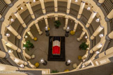 <center>La crypte.</center>Au plus profond de la crypte, un catafalque accueille un cercueil recouvert du drapeau tricolore.