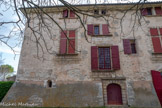 <center>Château de la Calade. </center>Le fruit est la valeur de l'obliquité de la face extérieure d'un mur. À la base d'une tour ou d'un mur, le fruit permet, selon sa valeur, d'une part de donner à un objet lancé des mâchicoulis, un rebond favorable à l'écrasement des ennemis en approche sous les murs, et d'autre part d'accroitre les efforts à déployer pour les opérations de sape. Cette obliquité permet aussi de réduire les infiltrations d'eau par capillarité, ce qui réduit la désagrégation de la pierre par la formation de salpêtre. Un glacis, avec une inclinaison moyenne à faible, a un fruit important. <br>Au niveau du glacis se trouve aujourd'hui une cave. Il reste deux fenêtres à meneaux. À l’aube du XVIIIe siècle, la famille Duranti la Calade crée des chambres, salons et boudoirs au premier étage du château. Des pièces aux dimensions intimistes, ornées de gypseries légères dans le goût rocaille.