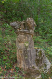 <center>Le domaine de Montplaisir. </center>Laocoon est représenté avec les deux bras derrière la tête rejetée vers l'arrière, un serpent entourant son buste.