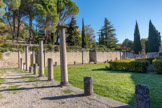 <center><center>Vaison-la-Romaine : le site de Puymin. </center></center>Le sanctuaire à portiques. Des moulages de sculptures y ont été placées :
