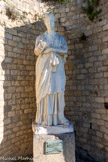 <center><center>Vaison-la-Romaine : le site de Puymin. </center></center>Le sanctuaire à portiques. Sabine, l'épouse de l’empereur Hadrien.