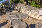 <center><center>Vaison-la-Romaine : le site de Puymin. </center></center>Sarcophages de l’Antiquité tardive (III-IVe s.) et du haut Moyen-âge (Ve-Xe s.)
A partir du VIIe siècle, les aires de sépultures sont plus éparses, disséminées dans les ruines de la ville antique, sur le versant sud de Puymin et sous le centre-ville actuel. Les sarcophages, comme l’indiquent leurs décors, sont souvent taillés dans des blocs d’architecture récupérés sur des édifices publics antiques démantelés.