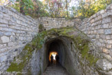 <center><center>Vaison-la-Romaine : le site de Puymin. </center></center>Tunnel qui, au travers de la colline, permet d'atteindre les parties supérieures du théâtre.