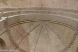 <center><center>Vaison-la-Romaine : la chapelle Saint-Quenin</center></center>Voûte de l'abside, avec l'Agneau au centre.  A la naissance de la voûte en cul-de-four, un petit entablement se compose d'un rang de 
dents d'engrenage, suivi d'un frise à double rais de cœur, d'oves et de fers de lance.