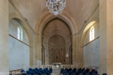 <center><center>Vaison-la-Romaine : la chapelle Saint-Quenin</center></center>La nef à vaisseau unique et à trois travées est voûtée en berceau brisé