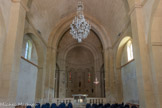 <center><center>Vaison-la-Romaine : la chapelle Saint-Quenin</center></center>L’abside, en cul-de-four nervé, est précédée d'une courte travée sur laquelle ouvrent de biais deux absidioles.
