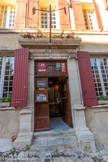 <center><center>Vaison-la-Romaine : la haute-ville.</center></center>Ancien hôtel particulier de la famille Fabre de Saint-Véran (XVIIIe). Il possède deux encadrements de porte du XVIème siècle parfaitement conservés.