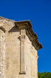<center><center>Vaison-la-Romaine : la chapelle Saint-Quenin</center></center>Sur les pilastres d'angles, les dés s'ornent de tableaux décorés de personnages aux diverses postures.