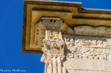 <center><center>Vaison-la-Romaine : la chapelle Saint-Quenin</center></center>Frise de la travée de chœur, avec un  homme tenant un bâton, vêtu d'un grand manteau
et coiffé d'un capuchon et un autre, assis, tenant  un faucon.