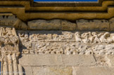 <center><center>Vaison-la-Romaine : la chapelle Saint-Quenin</center></center>Homme au faucon. Il y a deux frises sur la façade Sud, ce qui est peut être la conséquence d’un rehaussement du toit. Au-dessus, une corniche très dégradée à une seule rangée de motifs.