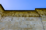 <center><center>Vaison-la-Romaine : la chapelle Saint-Quenin</center></center>L'entablement à l'antique avec frise sous corniche. Les trois bandeaux de l'architrave sont constitués d'un décor à l'antique fait de perles et pirouettes et la frise elle-même, constituée de petits panneaux décorés de figures géométriques, d'entrelacs, feuillage, fleurs.