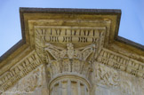<center><center>Vaison-la-Romaine : la chapelle Saint-Quenin</center></center>Chapiteau avec une tête humaine