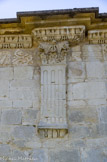 <center><center>Vaison-la-Romaine : la chapelle Saint-Quenin</center></center>Pilastre cannelé à chapiteau corinthien du chevet.