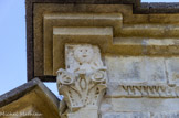 <center><center>Vaison-la-Romaine : la chapelle Saint-Quenin</center></center>Personnage les bras levés en signe de vénération. Sur la façade Nord,  les frises sans doute très dégradées ont disparu.