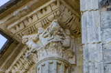<center><center>Vaison-la-Romaine : la chapelle Saint-Quenin</center></center>Personnages essayant d'étirer la tête d'une monstre, occupant l'autre volute du chapiteau. Inspiré de modèles romains, ce chapiteau
fait notamment référence à Hercule ouvrant la gueule du Lion de Némée.