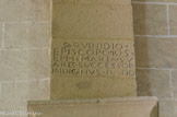 <center><center>Vaison-la-Romaine : la chapelle Saint-Quenin</center></center>Inscription en l'honneur de l’évêque Joseph-Marie de Suarès