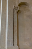 <center><center>Vaison-la-Romaine : la chapelle Saint-Quenin</center></center>Les six colonnes sont toutes différentes.