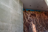 <center>Arles : Luma.</center>Le Drum café qui est aussi une commission. Rirkrit Tiravanija est intervenue dans cet espace recouvert d'inox et de panneaux en pulpe de riz teinté de vert tendre. Au mur, une immense tapisserie rappelle les Tournesols de Van Gogh.