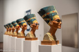 <center>Arles : Luma.</center>Nofretete, 2014, de l’artiste allemande Isa GENZKEN. Nefertiti apparaît comme on ne l’a jamais vue. Sept bustes de la reine sont assis sur des podiums blancs individuels. L’incorporation par Genzken d’articles de haute couture complique le glamour et la possession de soi de Nefertiti, comme pour suggérer qu’elle est autant une icône commerciale qu’une icône historique.