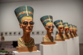<center>Arles : Luma.</center>Nofretete, 2014, de l’artiste allemande Isa GENZKEN. Nefertiti apparaît comme on ne l’a jamais vue. Sept bustes de la reine sont assis sur des podiums blancs individuels. L’incorporation par Genzken d’articles de haute couture complique le glamour et la possession de soi de Nefertiti, comme pour suggérer qu’elle est autant une icône commerciale qu’une icône historique.