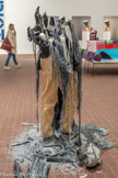 <center>Arles : Luma.</center>Trois mois après, fin octobre 2021, la combustion de la bougie fait son oeuvre irrémédiable sur la sculpture de Urs FISCHER. Ce personnage regardait l'enlèvement des Sabines.