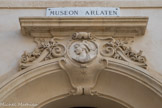 <center>Arles : Musée Arlaten. </center>L'Arlésienne avec l'étoile à sept branche du félibrige, du sculpteur Claude-André Férigoule.