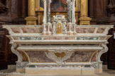 <center>Arles : Musée Arlaten. </center>La chapelle des Jésuites. Maître autel en marbre polychrome.