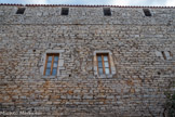 <center>Viols-le-Fort : le fort. </center>Les hauts murs (15 m) du XVe siècle (1429) étaient crénelés, couronnés d'un chemin de ronde et ne présentaient alors ni portes ni fenêtres. Ces dernières ne furent ouvertes qu'au cours du XIXe siècle. Le chemin de ronde est aujourd'hui couvert. Entre les créneaux, on peut voir des archères. Les compagnies de mercenaires et la guerre de cent ans ont obligé les,populations de s'entourer d'enceinte de protection.  A Viols-le-Fort, 21 chefs de famille ont participé financièrement à l'élévation des remparts.