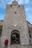 <center>Viols-le-Fort : la Tour du Fanabregol.</center>La tour de l’Horloge nommée en 1920 « Tour du Fanabregol ». La Porte du Fanabregol. Jadis entrée principale du village médiéval, elle conserve de beaux vestiges de fortification. Située face au micocoulier séculaire qui faisait la fierté du village (disparu lors de la violente tornade du 22 février 1999), le nom fut tout trouvé : « Tour du Fanabregol » (nom du micocoulier en occitan). Mais voilà, le graveur chargé de l'ouvrage, omit une syllabe et grava pour toujours dans le marbre « TOUR du FABREGOL »