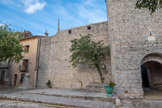 <center>Viols-le-Fort : la Tour du Fanabregol.</center>Suspendu, le Cocon d’Anna Mano, lauréat du concours « tailler dans l'art » 2016. A l’extérieur de l’enceinte, des maisons se sont construites à partir du XVIIe siècle, constituant des barrys.