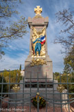 <center>Viols-le-Fort : Monument aux Morts.</center>Inauguré le 11/11/1922. Au sommet, une Croix de guerre.  Statue : un Poilu, portant un drapeau, mourant dans les bras de la Victoire. Sur le soubassement : 