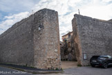 <center>Viols-le-Fort</center>Une tour ronde, devenue cette percée dans le mur, surveillait le nord-ouest.