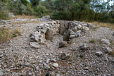 <center>Cambous</center>Un dolmen. La chambre sépulcrale est précédée d'une antichambre. C'est un dolmen assez récent car les murs de la chambre sont en pierres sèches et pas en dalles verticales. Dix corps, isolés par des pierres, ont été découverts.