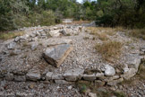 <center>Cambous</center>Un dolmen. Un morceau de la pierre sommitale, brisée en deux. Cercle de pierres délimitant le tumulus qui recouvrait le tout.