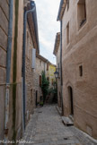<center>Les Matelles : Rue droite</center>En occitan carrièra drecha, cette rue a longtemps été le centre du village. Elle relie les deux portes fortifiées du XVème siècle et longe la deuxième enceinte qui aurait été construite à la fin du XIIIème siècle.