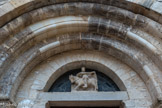 <center>Saint-Martin-de-Londres.</center>La statue de pierre qui occupe le haut du linteau principal représente Saint Martin soldat, à cheval,  partageant son manteau. Cette statue fut primitivement sur la porte de la sacristie dont elle fut ôtée sur ordre de l'évêque Colbert, , ennemi des images, en 1697.