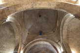 <center>Saint-Martin-de-Londres.</center>La croisée du transept, de forme carrée,  est surmontée d'une coupole de 15 m de haut éclairée par deux baies romanes en 