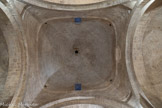<center>Saint-Martin-de-Londres.</center>La coupole : à l’intérieur, la transition du plan carré de la croisée du transept au plan circulaire se fait sans artifice architectural : seules interviennent la taille et la disposition judicieuses de la pierre.
