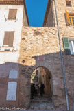 <center>Les Arcs sur Argens.</center>Porte Basse, entrée du quartier médiéval restauré à l'initiative du maire des Arcs, Raoul Textoris, du 27 mai 1945 au 12 mars 1971. La tour carrée dite « de flanquement »  permettait de défendre cette porte.